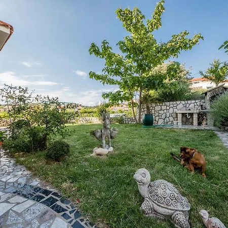 Paradise Apartments *