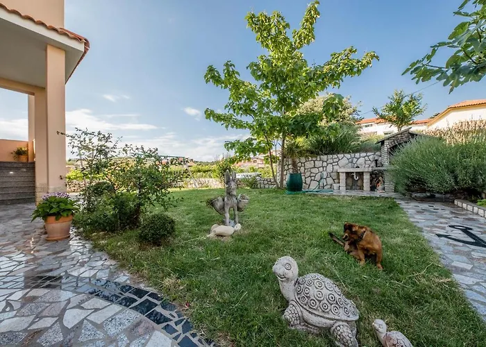 Paradise Apartments *