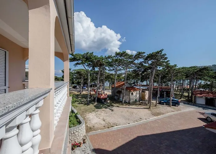 Paradise Apartments *