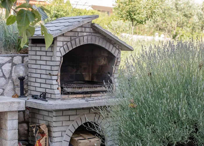 Paradise Apartments *