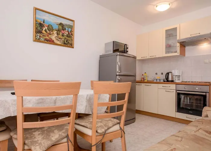Paradise Apartments *