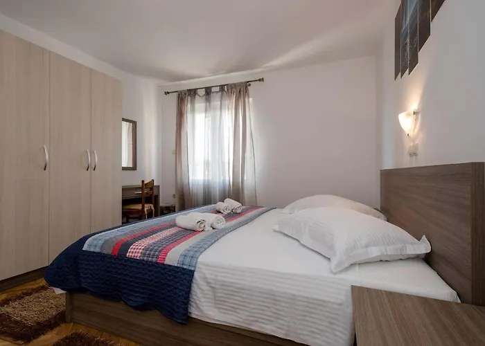 Paradise Apartments *